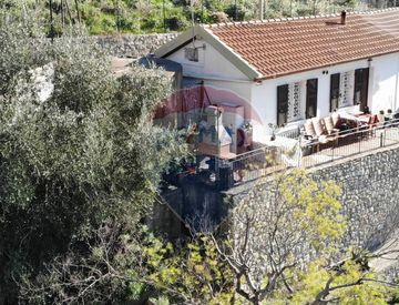 Foto 1 di 7 - Casa bifamiliare, trifamiliare in Vendita in Via Lamarmora 361 a Sanremo