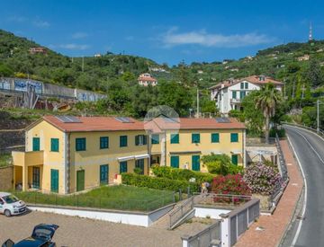 Foto 1 di 21 - Bilocale in Vendita in Via Giacomo Molle 43 a Imperia