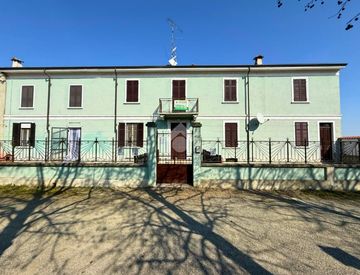 Foto 1 di 26 - Casa bifamiliare, trifamiliare in Vendita in Via Duca D'Aosta 12 a Ronsecco