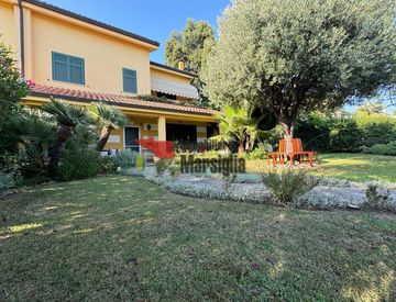 Foto 1 di 43 - Casa bifamiliare, trifamiliare in Vendita in Via Solaro a Sanremo