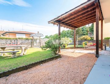 Foto 1 di 32 - Casa indipendente in Vendita in Via J. F. Kennedy 327 a Marnate