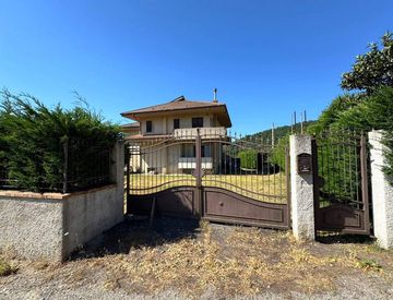 Foto 1 di 34 - Villa in Vendita a Gimigliano