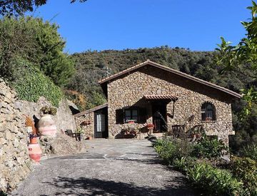 Foto 1 di 36 - Rustico, casale in Vendita a Dolceacqua