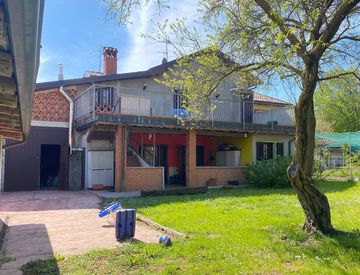 Facciata - Casa indipendente in Vendita in Via Campolasso 7 a Erba