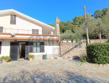 Foto 1 di 40 - Casa indipendente in Vendita in zona San Simone-Richieri a San Bartolomeo al Mare