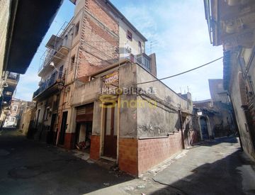 Facciata - Casa indipendente in Vendita in Via Caruso 3 a Paternò