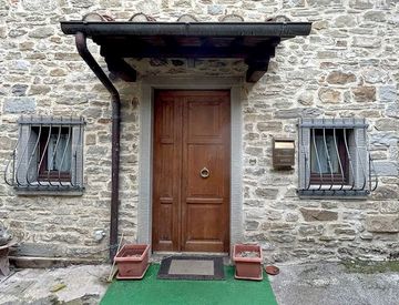 Facciata - Trilocale in Vendita in Via Biagino a Chitignano
