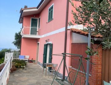 Foto 1 di 29 - Villa in Vendita in Strada Nuova a Cipressa
