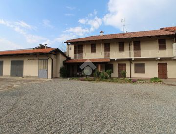 Foto 1 di 20 - Casa bifamiliare, trifamiliare in Vendita in Via Galileo Ferraris 51 a Tronzano Vercellese