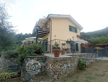 Foto 1 di 37 - Casa indipendente in Vendita in Via corsi 5 a Dolceacqua