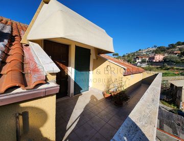 Foto 1 di 12 - Attico, mansarda in Vendita in Via Turistica a Camporosso