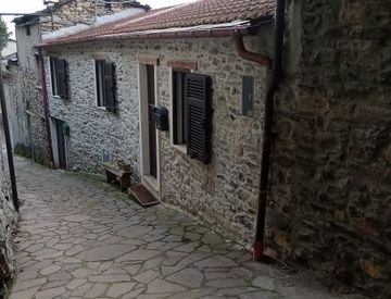 Foto 1 di 16 - Casa indipendente in Vendita in Via Cavour 49 a Rezzo