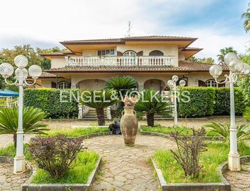 Facciata - Villa in Vendita in Via dei Faggi a Cisterna di Latina