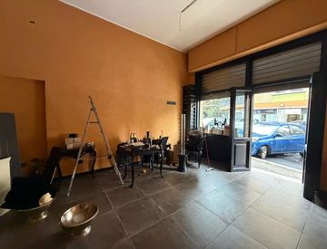 Area comune - Locale commerciale in Vendita in Via Antonio Serra a Roma