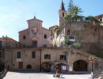 Foto 1 di 13 - Quadrilocale in Vendita in Via Castello 32 a Apricale