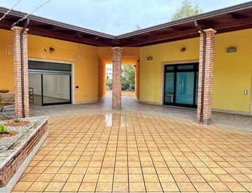 Foto 1 di 15 - Locale commerciale in Vendita in Via Angelo Rubino 1 a Vallo della Lucania