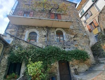 Foto 1 di 41 - Casa bifamiliare, trifamiliare in Vendita in Via Roma a Montalto Carpasio