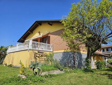 Foto 1 di 24 - Villa in Vendita in Via Silvio Pellico a Crescentino