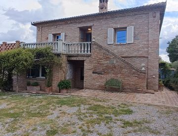 Foto 1 di 42 - Villa in Vendita a Lucignano