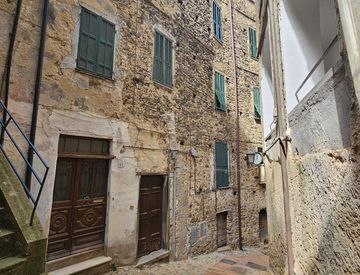 Foto 1 di 19 - Quadrilocale in Vendita in Via Roma 62 a Ceriana