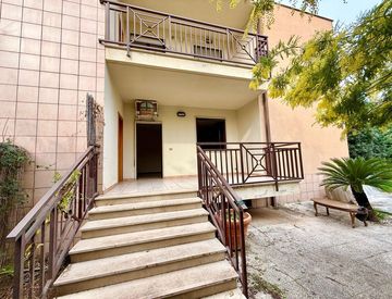 Foto 1 di 39 - Casa bifamiliare, trifamiliare in Vendita in Via dei Mandorli a Trani