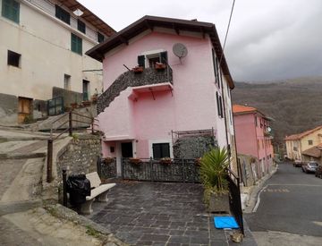Foto 1 di 9 - Casa indipendente in Vendita in Via Rotabile a Aurigo