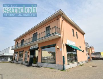 Foto 1 di 31 - Casa indipendente in Vendita in Via Trino a Vercelli