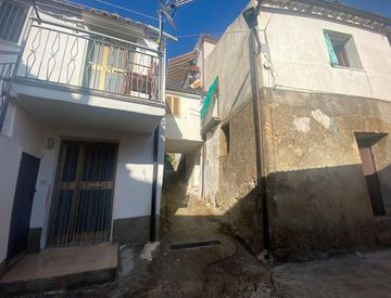 Facciata - Casa indipendente in Vendita in Via Eugenio Tosi 7 a Squillace