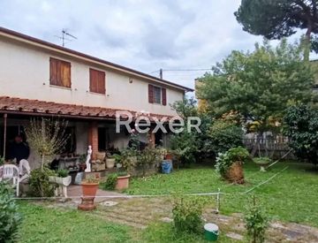 Facciata - Casa indipendente in Vendita in Via del Castagno a Pietrasanta