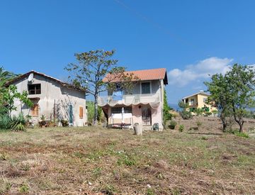 Foto 1 di 30 - Rustico, casale in Vendita in Strada Comunale Poggi 130 a Imperia