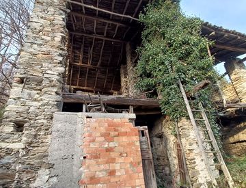 Foto 1 di 11 - Rustico, casale in Vendita in Via San Bartolomeo a Lesa