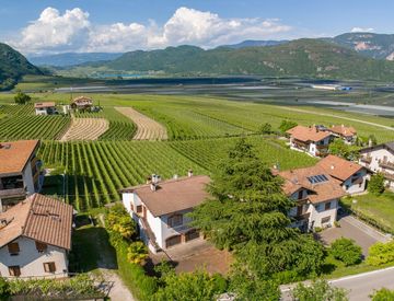 Foto 1 di 12 - Casa indipendente in Vendita in In der Au 18 a Termeno sulla strada del vino