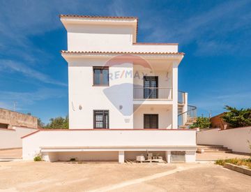Foto 1 di 28 - Casa bifamiliare, trifamiliare in Vendita in Via dello Zafferano 54 a Ispica