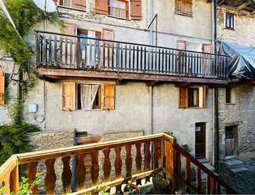 Foto 1 di 34 - Casa bifamiliare, trifamiliare in Vendita in Via Guerrino Lanteri 8 a Briga Alta
