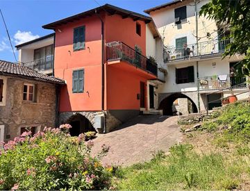 Foto 1 di 32 - Casa indipendente in Vendita in Via Cavour 22 A a Rezzo