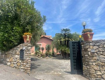 Foto 1 di 53 - Villa in Vendita in Via al Castellaretto 8 a Cervo