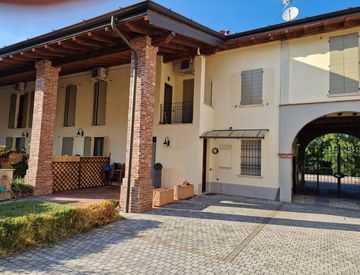 Villa in Vendita in Via Dante Alighieri 13 a Casalbuttano ed Uniti