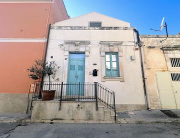 Foto 1 di 11 - Casa indipendente in Vendita in Via San Ilarione a Ispica