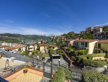 Piscina - Trilocale in Vendita in Strada Privata Mazza 12 a Imperia