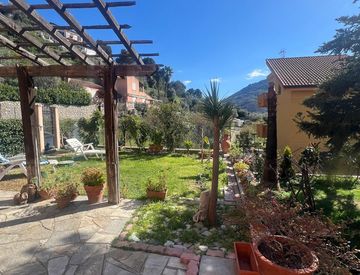 Giardino - Casa bifamiliare, trifamiliare in Vendita in Via Luciano Veziano a Ventimiglia