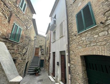Foto 1 di 24 - Casa indipendente in Vendita in Via Guido Rossa a Allerona