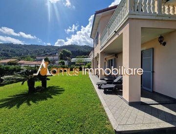 Giardino - Villa in Vendita in Regione Settemonti a Taggia
