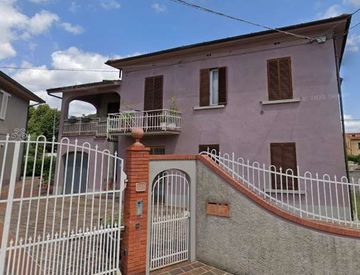 Foto 1 di 16 - Casa bifamiliare, trifamiliare in Vendita in Via di Sant'Angiolo 20 a Pistoia