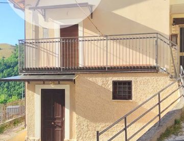 Facciata - Trilocale in Vendita in Via Dei Villini 3 a L'Aquila