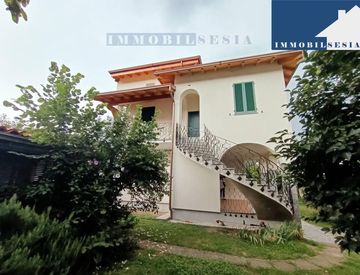 Foto 1 di 31 - Casa indipendente in Vendita in Via San Giacomo 29 a Serravalle Sesia