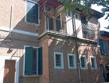 Foto 1 di 24 - Quadrilocale in Vendita in Via degli Orti 33 a Bologna