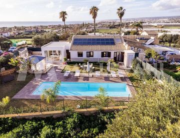 Piscina - Villa in Vendita in Via Alicudi a Scicli