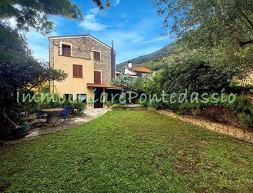 Camera da letto - Casa indipendente in Vendita in Villa Guardia a Pontedassio