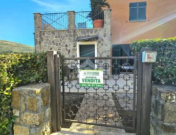Foto 1 di 20 - Bilocale in Vendita in Strada per i Piani 8 a Castellaro