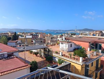 Foto 1 di 30 - Quadrilocale in Vendita in Via Girone a Pozzuoli